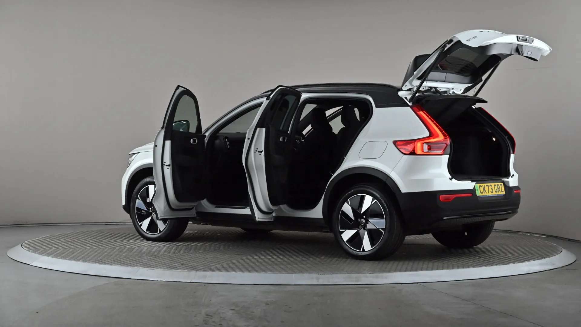 2023 VOLVO XC40 2023 VOLVO XC40
