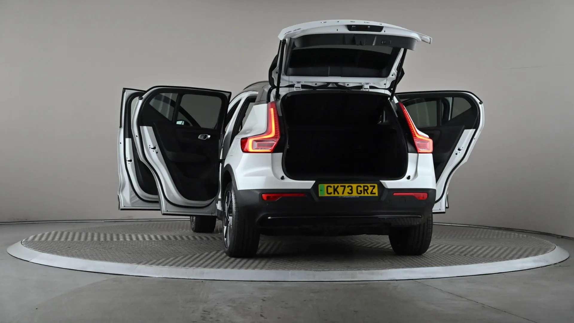 2023 VOLVO XC40 2023 VOLVO XC40