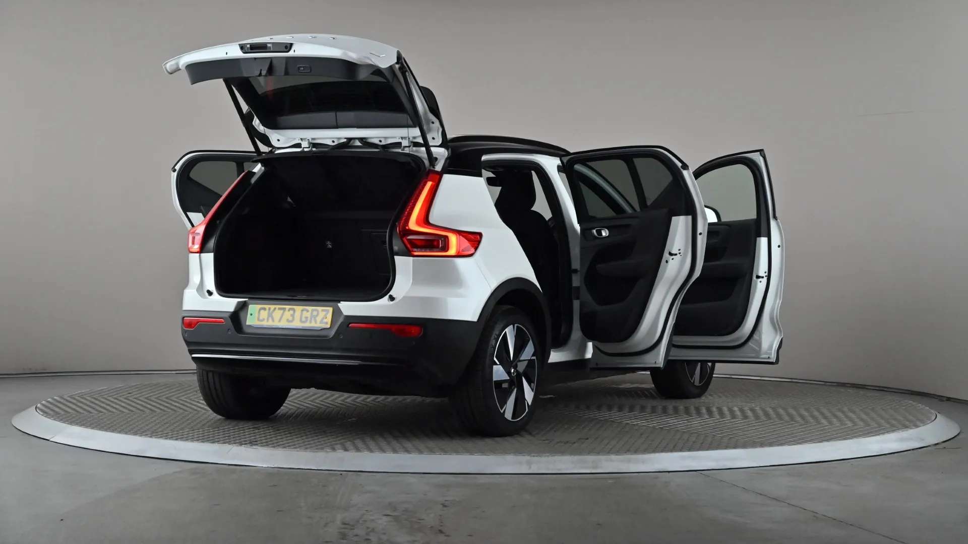 2023 VOLVO XC40 2023 VOLVO XC40