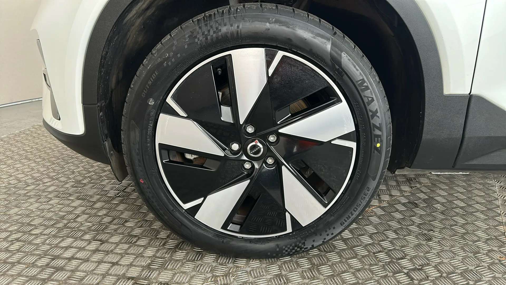 2023 VOLVO XC40 2023 VOLVO XC40