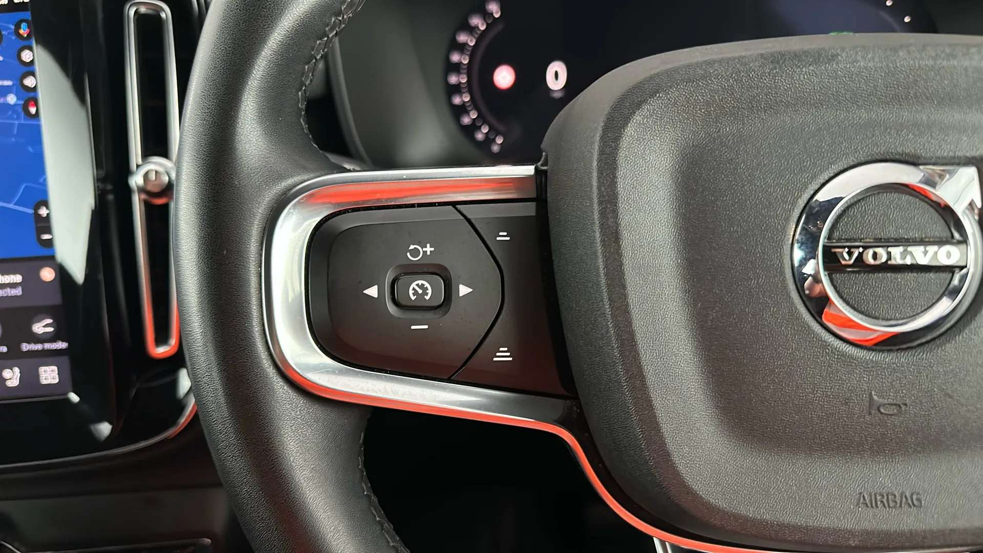 2023 VOLVO XC40 2023 VOLVO XC40
