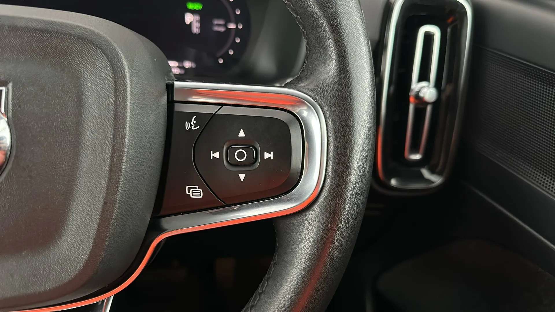 2023 VOLVO XC40 2023 VOLVO XC40
