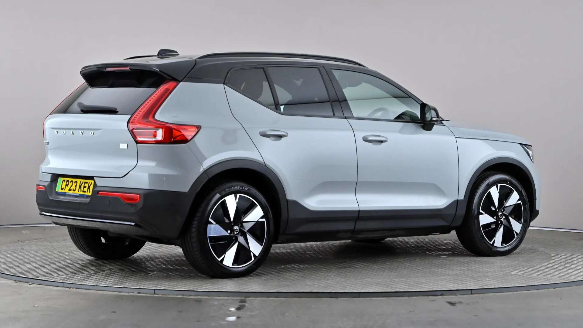 2023 VOLVO XC40 2023 VOLVO XC40