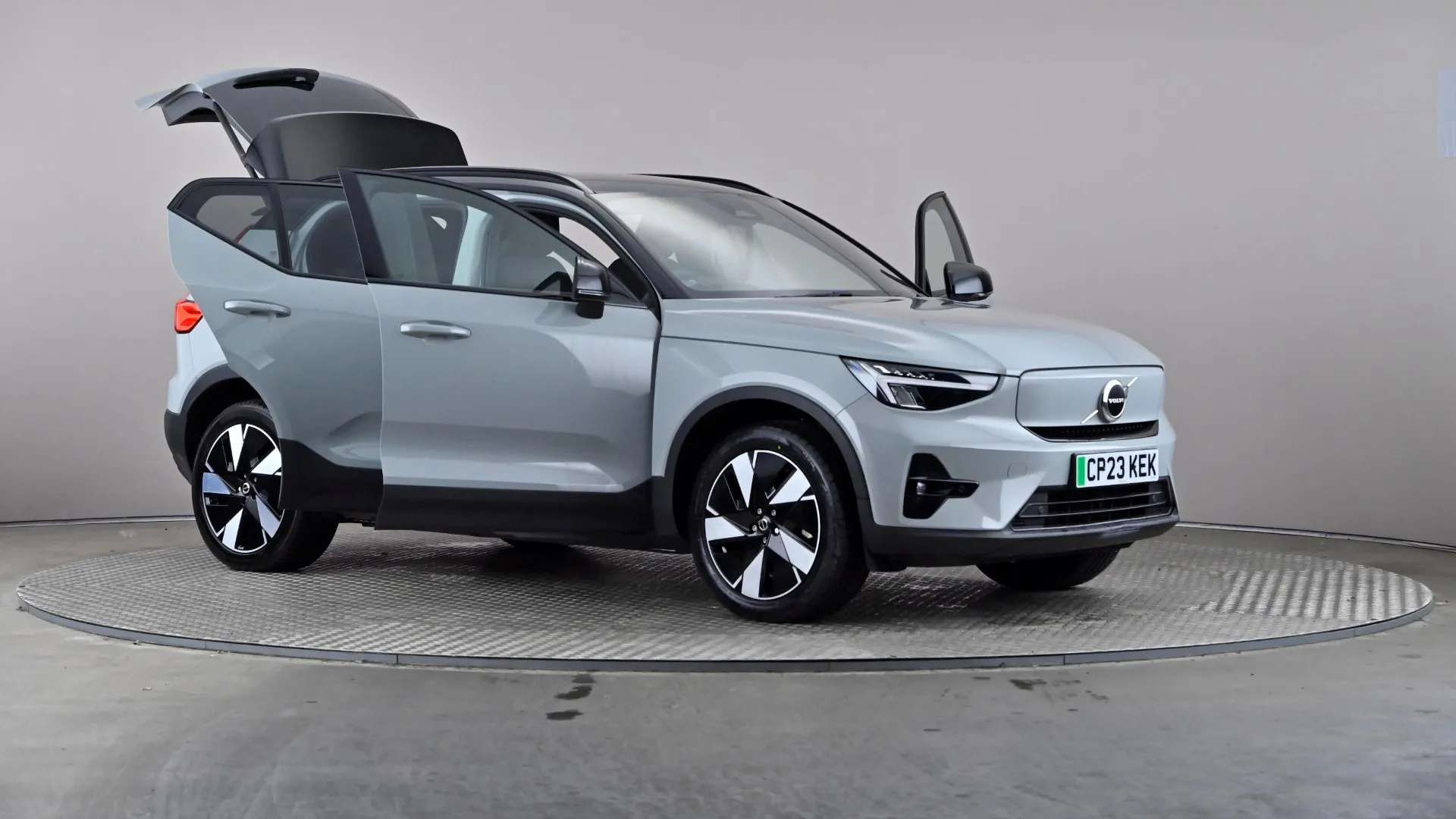 2023 VOLVO XC40 2023 VOLVO XC40