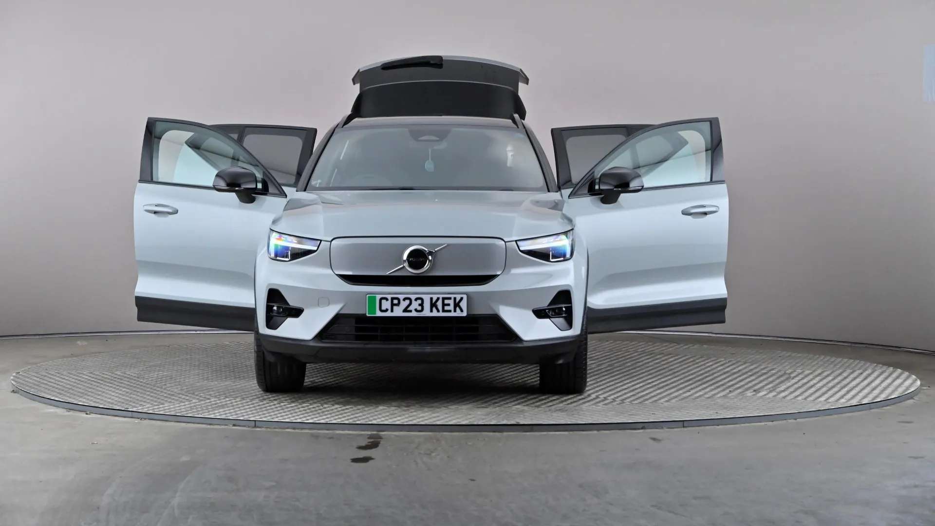 2023 VOLVO XC40 2023 VOLVO XC40