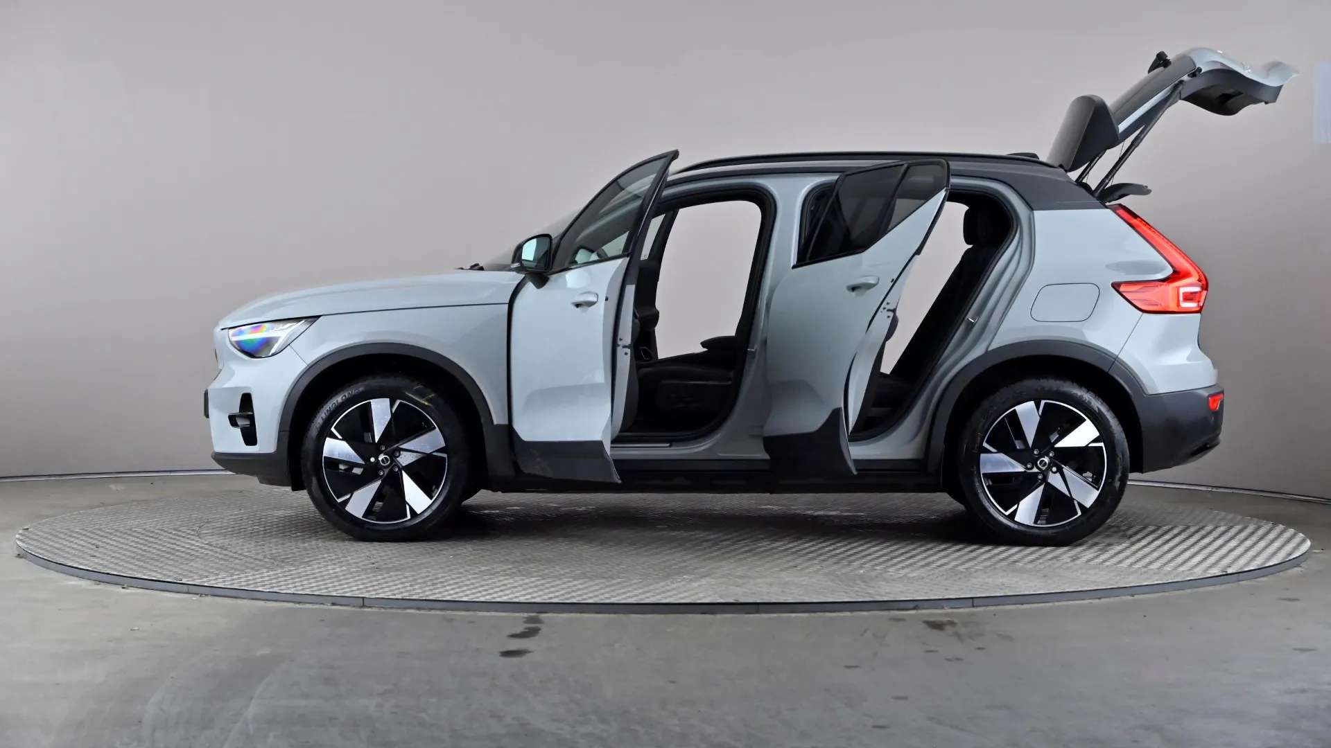 2023 VOLVO XC40 2023 VOLVO XC40
