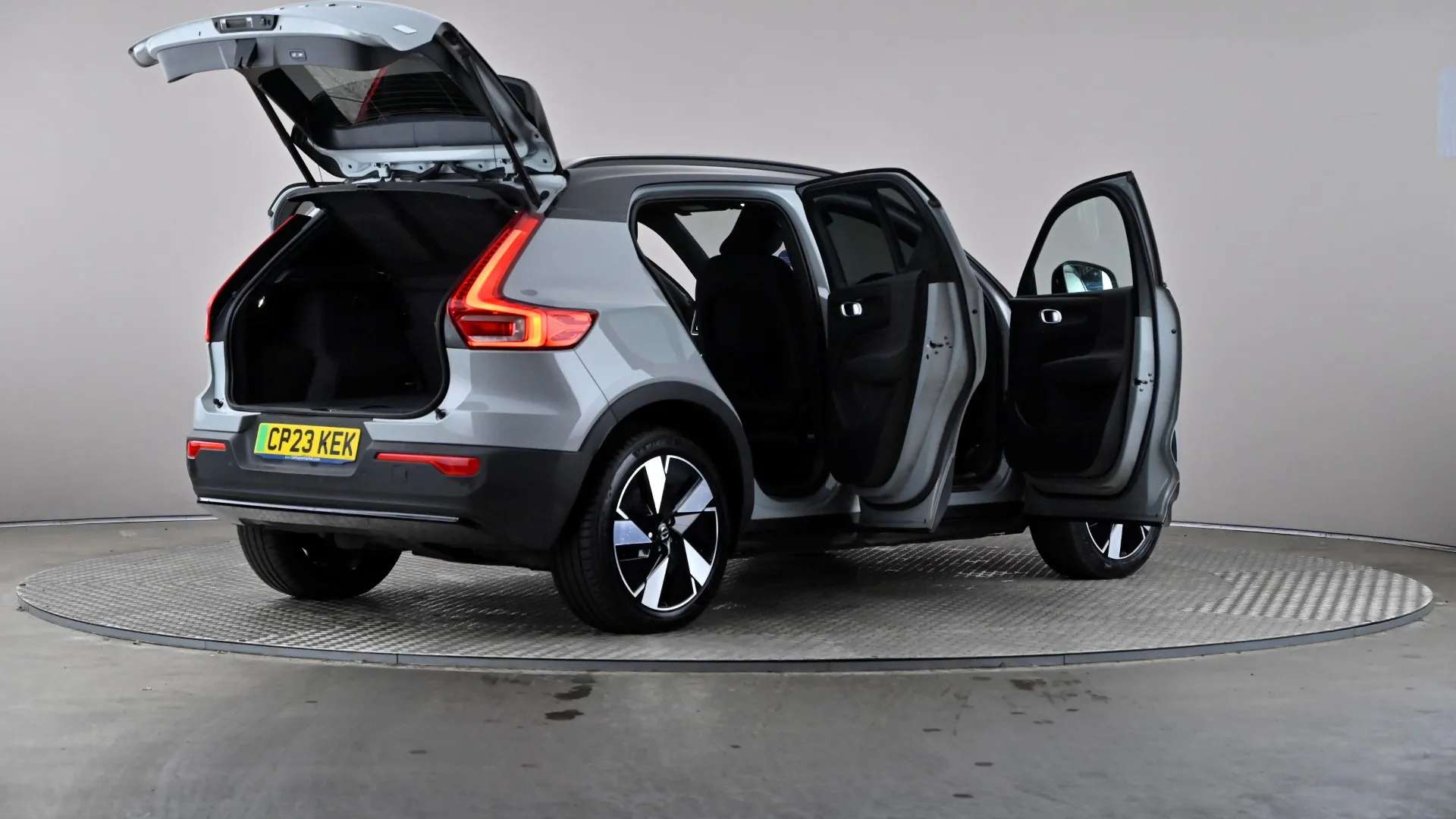2023 VOLVO XC40 2023 VOLVO XC40