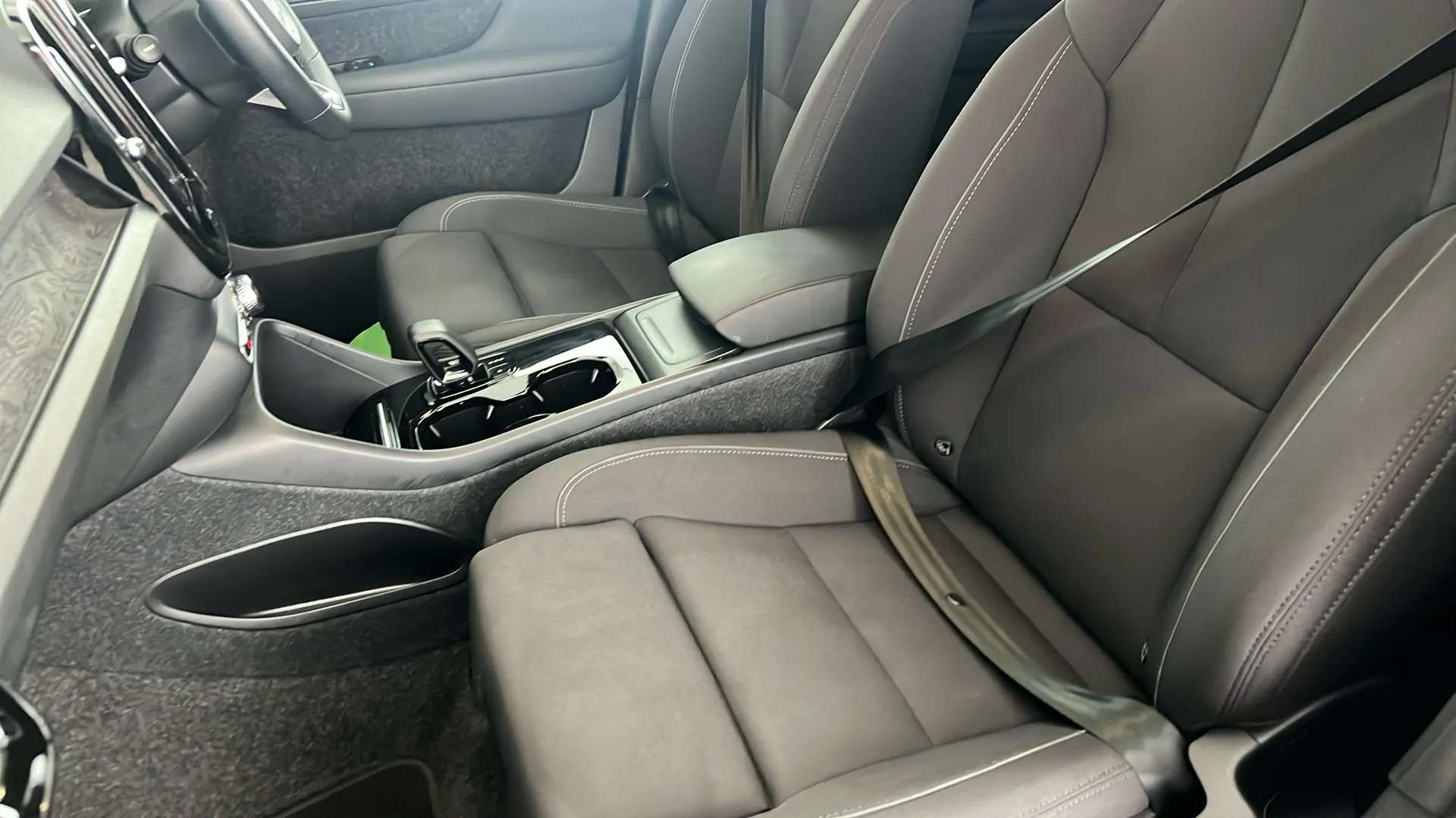 2023 VOLVO XC40 2023 VOLVO XC40