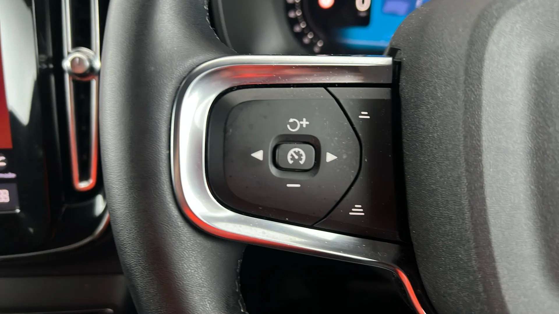 2023 VOLVO XC40 2023 VOLVO XC40
