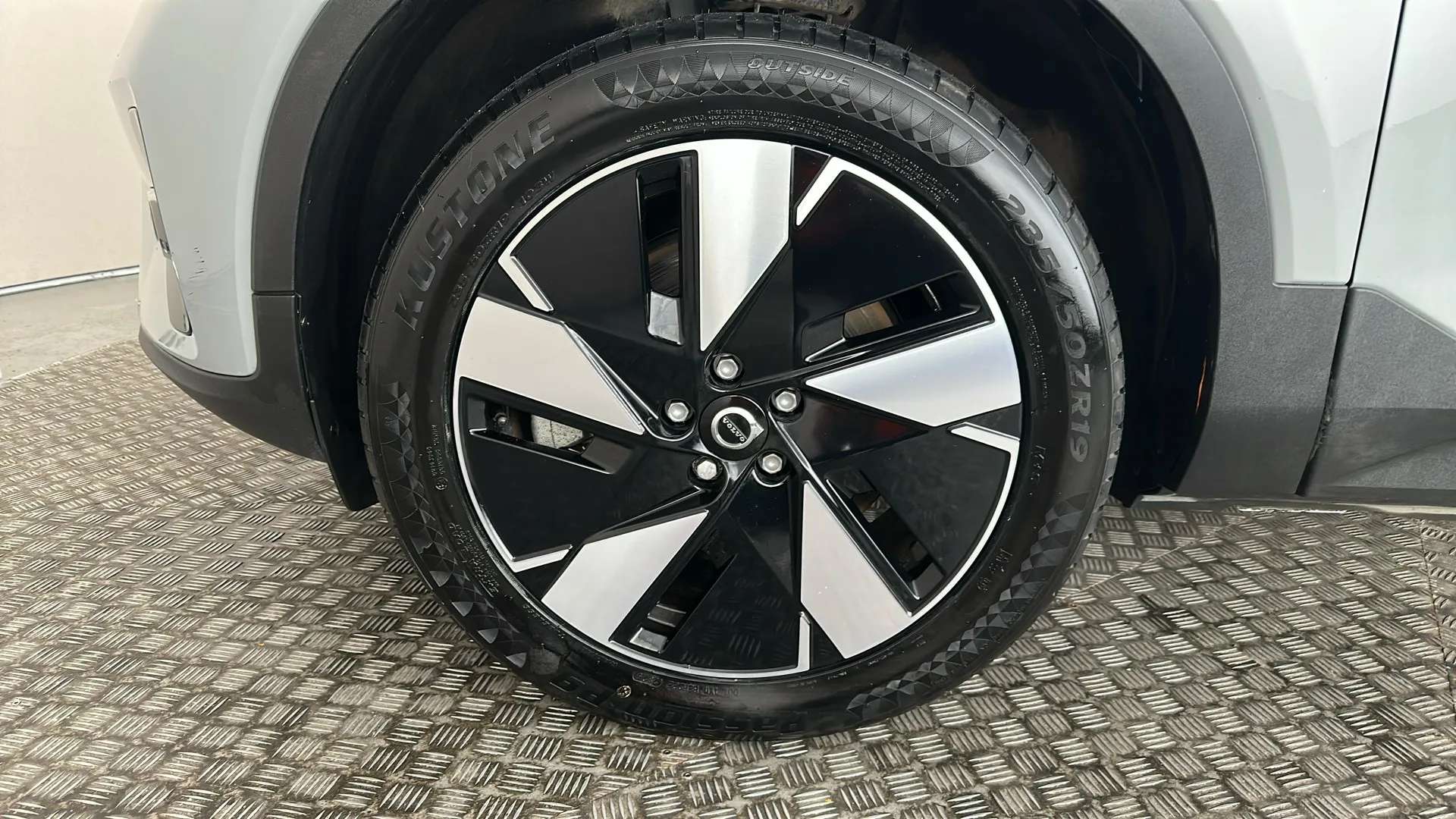 2024 VOLVO C40 2024 VOLVO C40