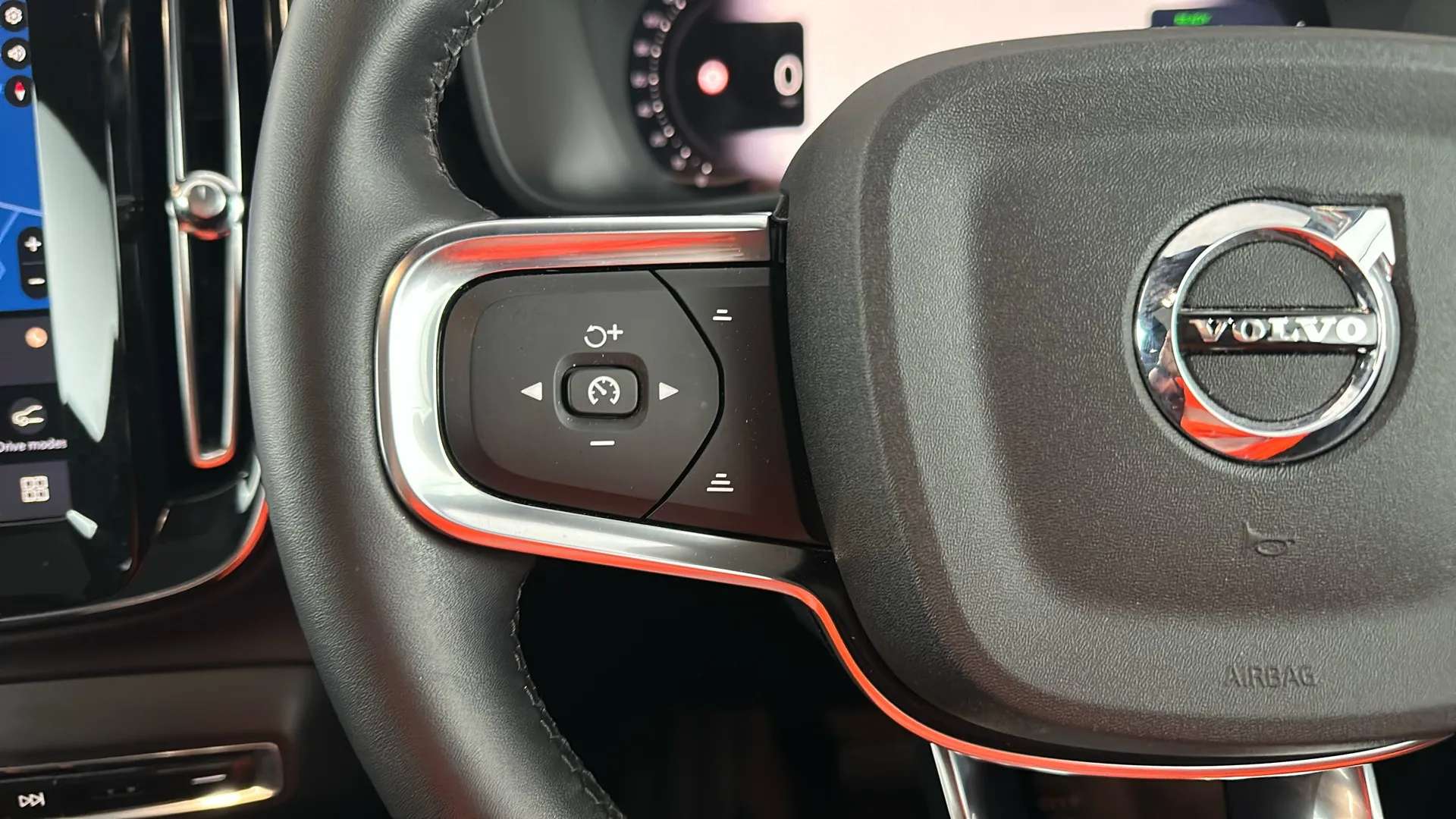 2024 VOLVO C40 2024 VOLVO C40