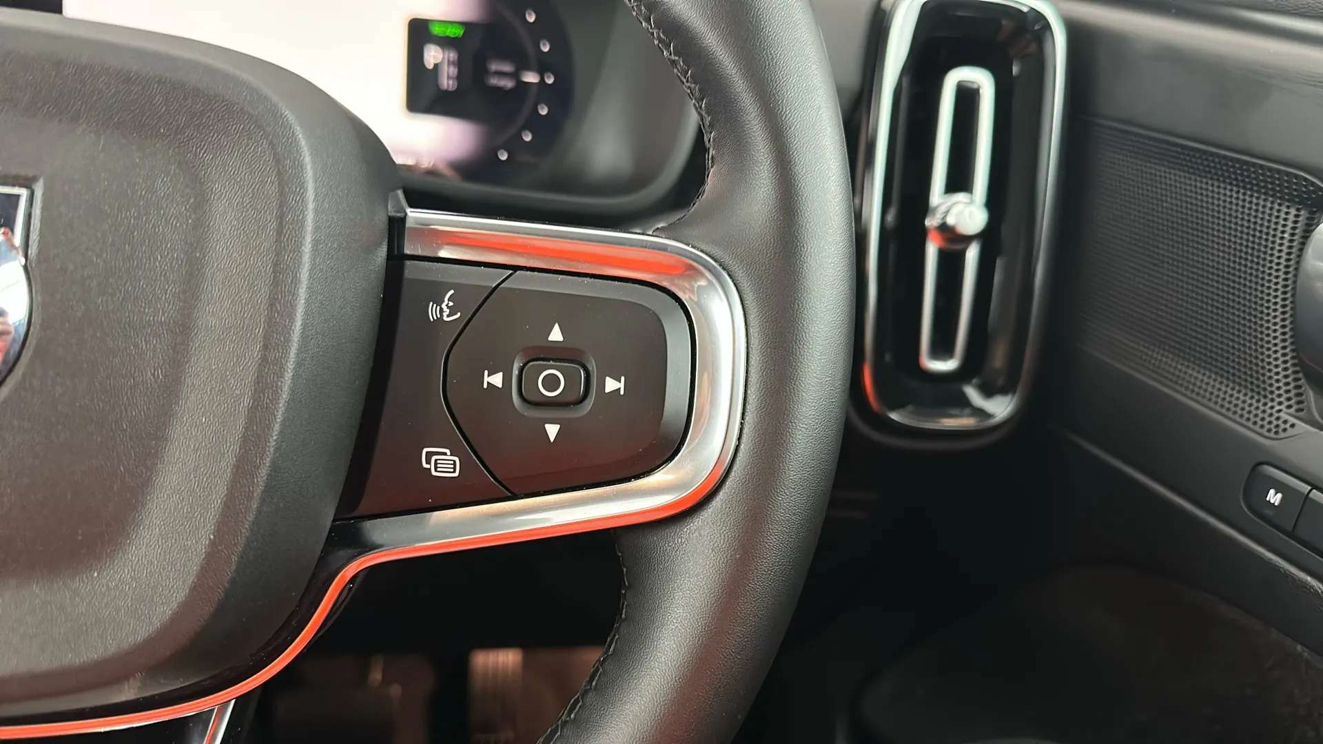 2024 VOLVO C40 2024 VOLVO C40
