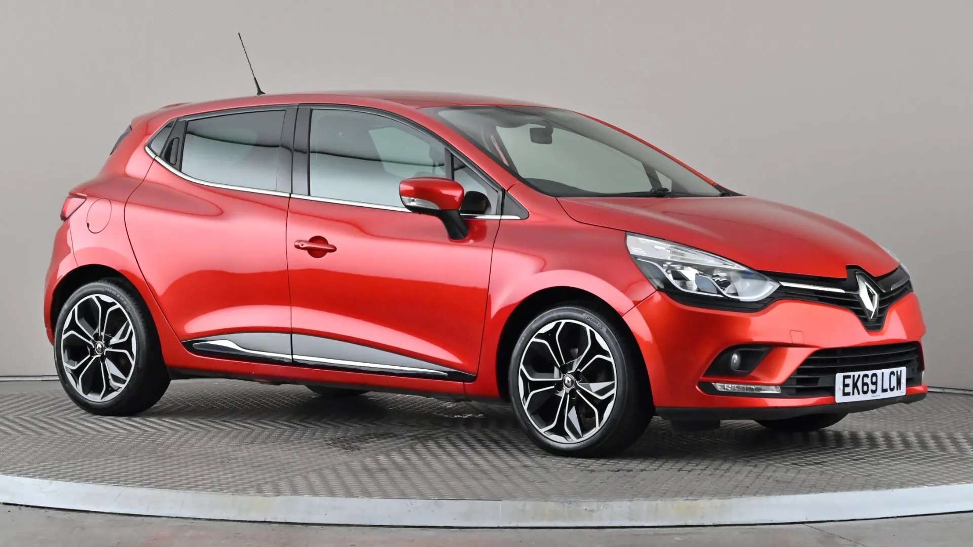 A 2019 RENAULT CLIO 0.9 TCE 90 Iconic A 2019 RENAULT CLIO 0.9 TCE 90 Iconic