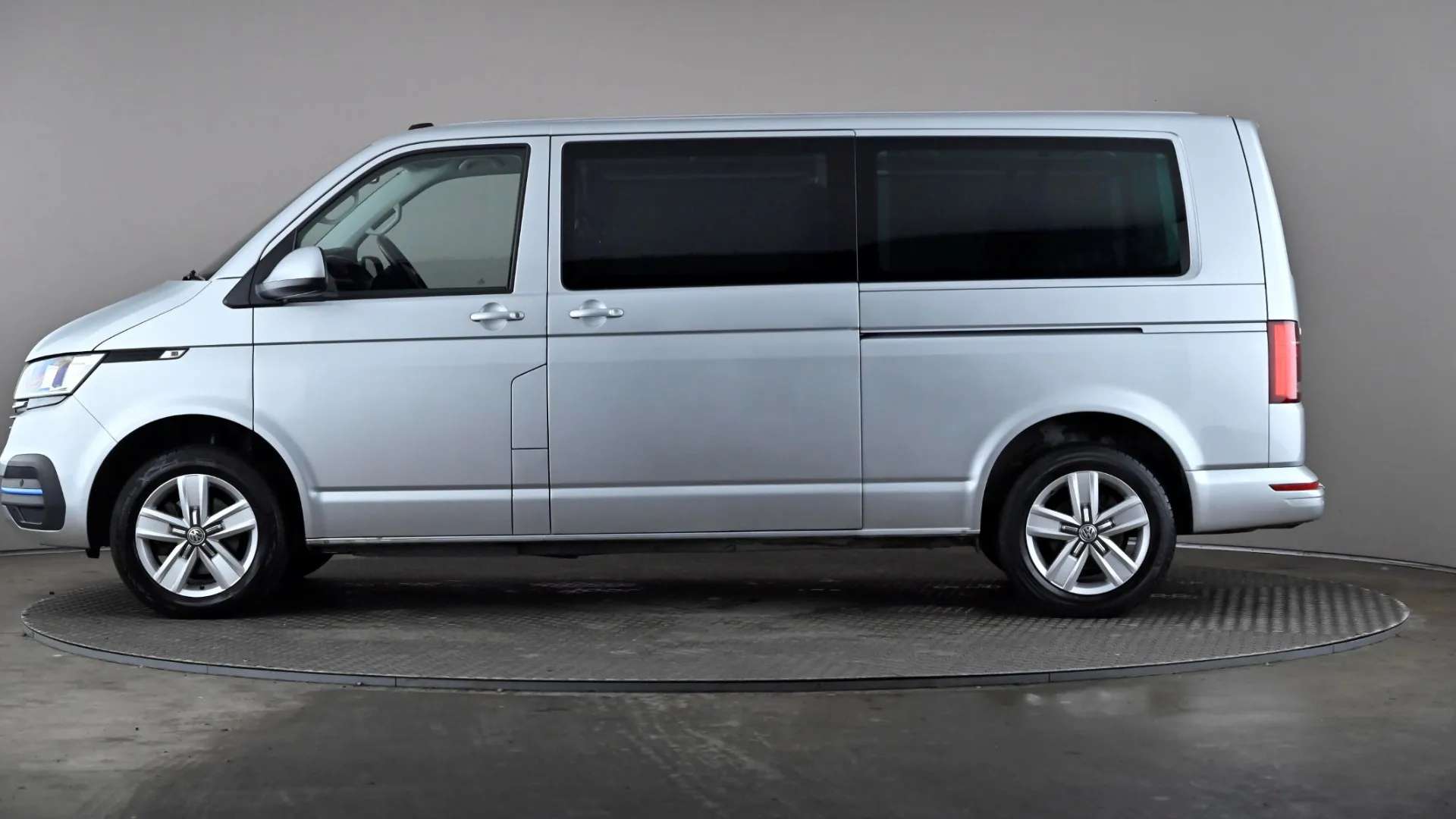 A 2022 VOLKSWAGEN TRANSPORTER SHUTTLE 2.0 TDI 150PS SE Minibus DSG A 2022 VOLKSWAGEN TRANSPORTER SHUTTLE 2.0 TDI 150PS SE Minibus DSG