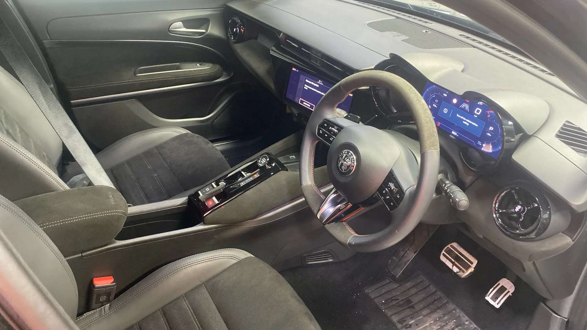 A 2025 ALFA ROMEO JUNIOR 1.2 Turbo Ibrida Intensa Auto A 2025 ALFA ROMEO JUNIOR 1.2 Turbo Ibrida Intensa Auto