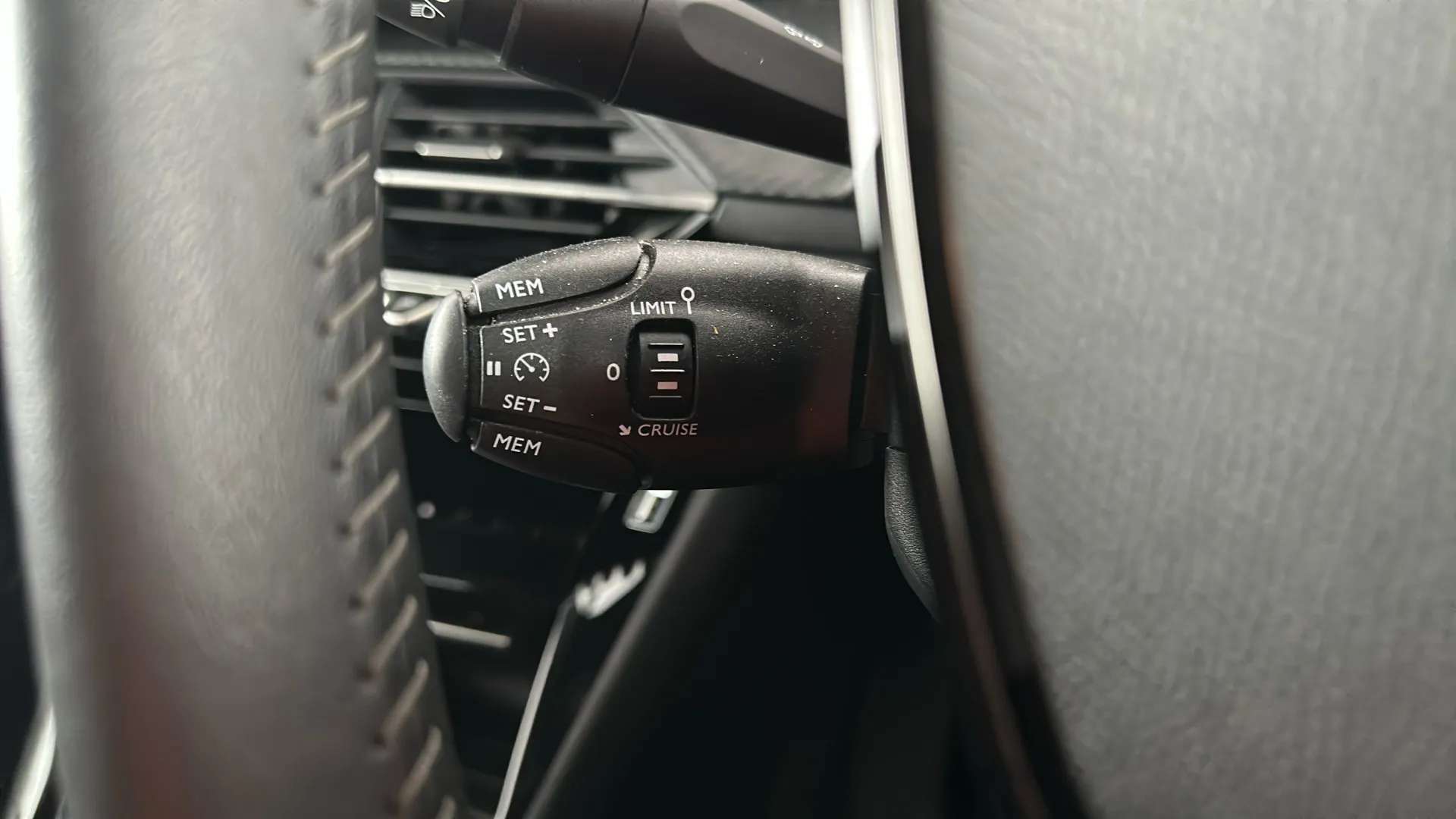 2023 PEUGEOT 2008 2023 PEUGEOT 2008