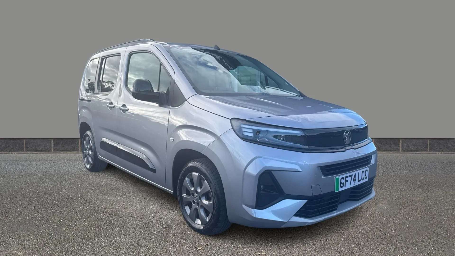 A 2024 VAUXHALL COMBO LIFE 100kW Ultimate 52kWh Auto A 2024 VAUXHALL COMBO LIFE 100kW Ultimate 52kWh Auto