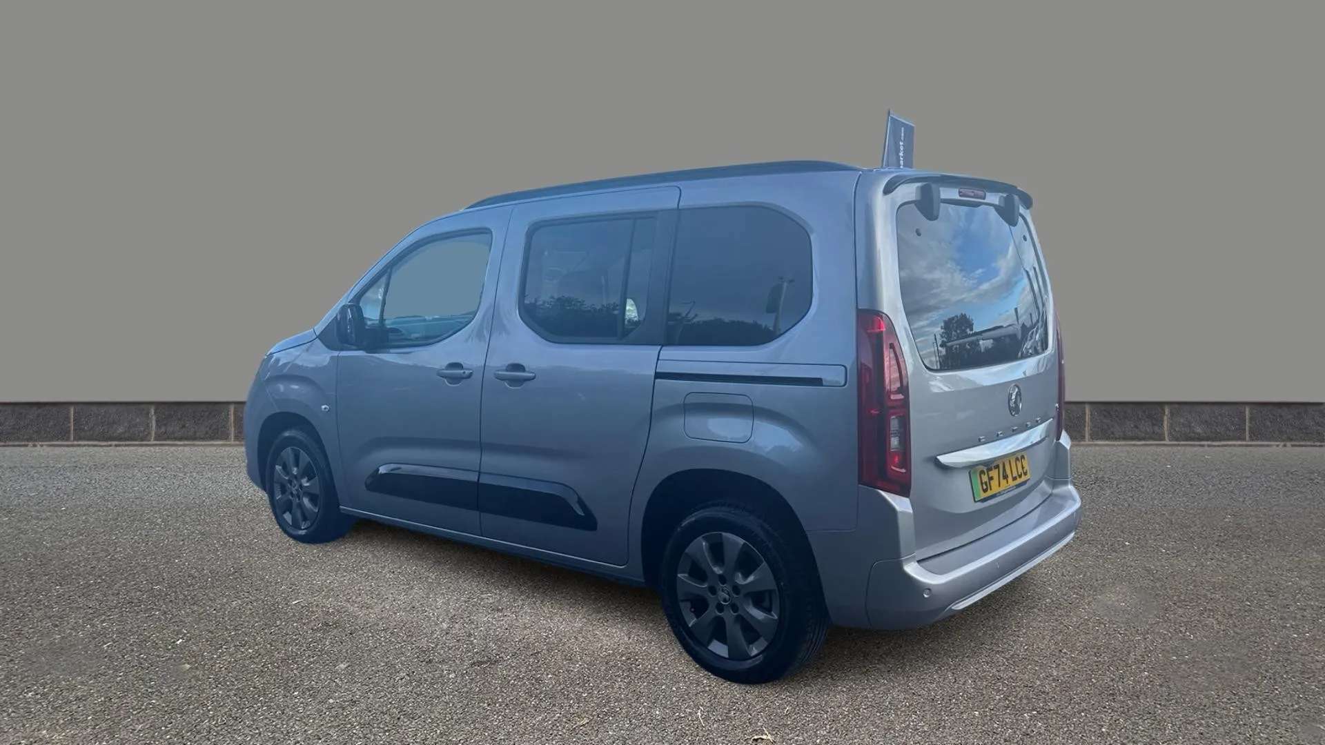 A 2024 VAUXHALL COMBO LIFE 100kW Ultimate 52kWh Auto A 2024 VAUXHALL COMBO LIFE 100kW Ultimate 52kWh Auto