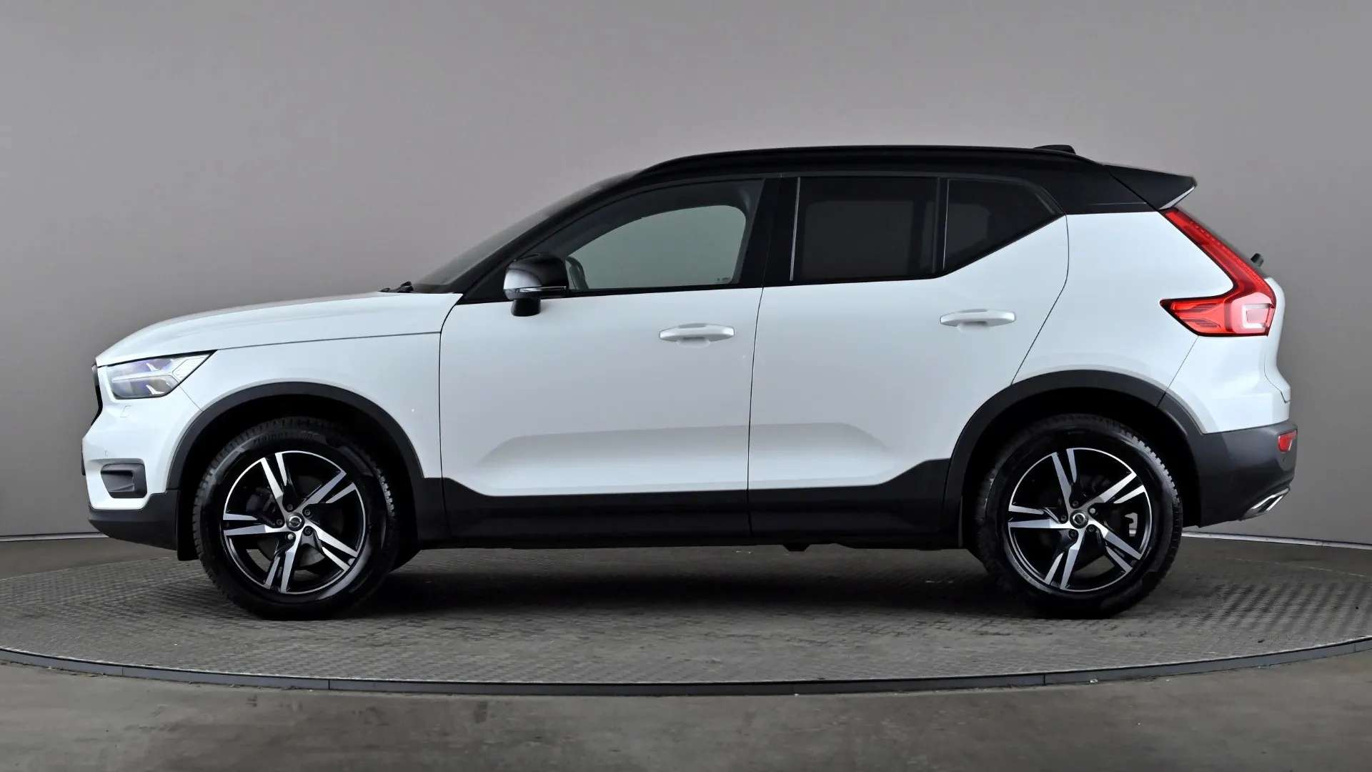A 2018 VOLVO XC40 2.0 T4 R DESIGN AWD Geartronic A 2018 VOLVO XC40 2.0 T4 R DESIGN AWD Geartronic