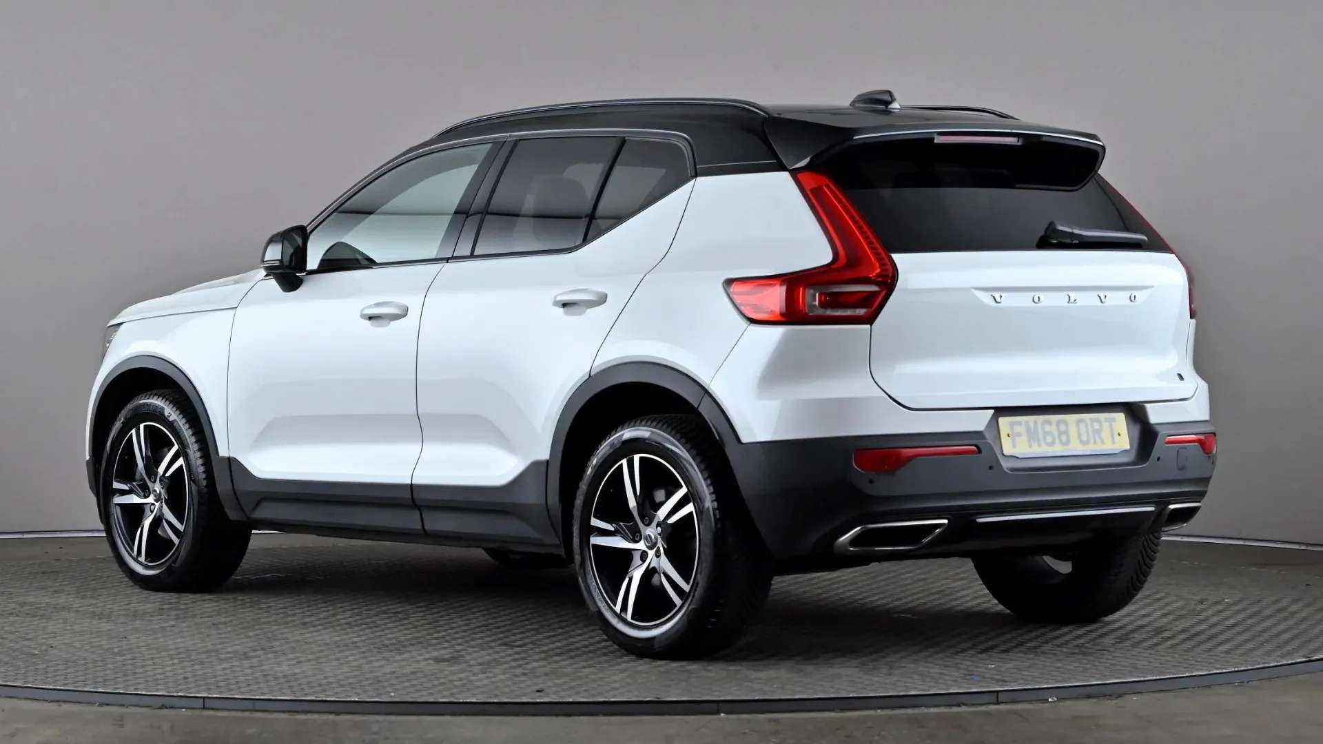 A 2018 VOLVO XC40 2.0 T4 R DESIGN AWD Geartronic A 2018 VOLVO XC40 2.0 T4 R DESIGN AWD Geartronic
