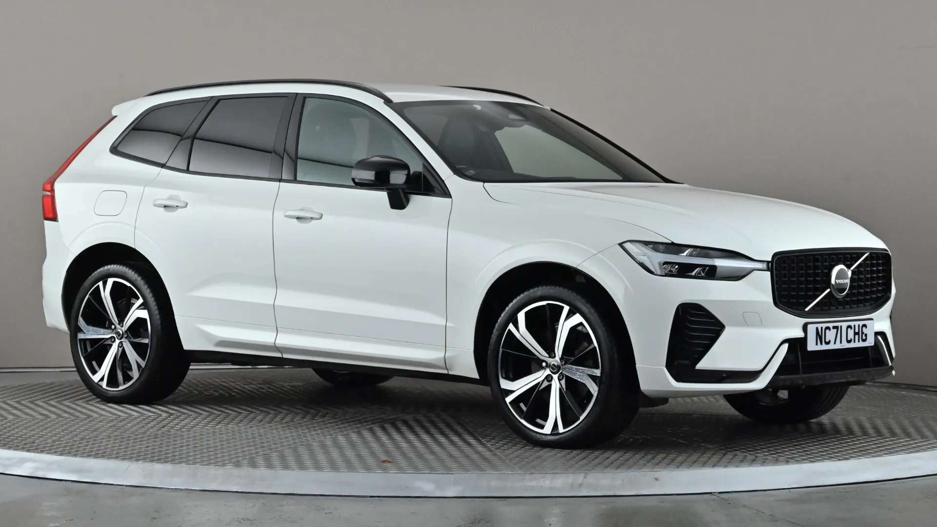 A 2022 VOLVO XC60 2.0 B4D R DESIGN AWD Geartronic A 2022 VOLVO XC60 2.0 B4D R DESIGN AWD Geartronic