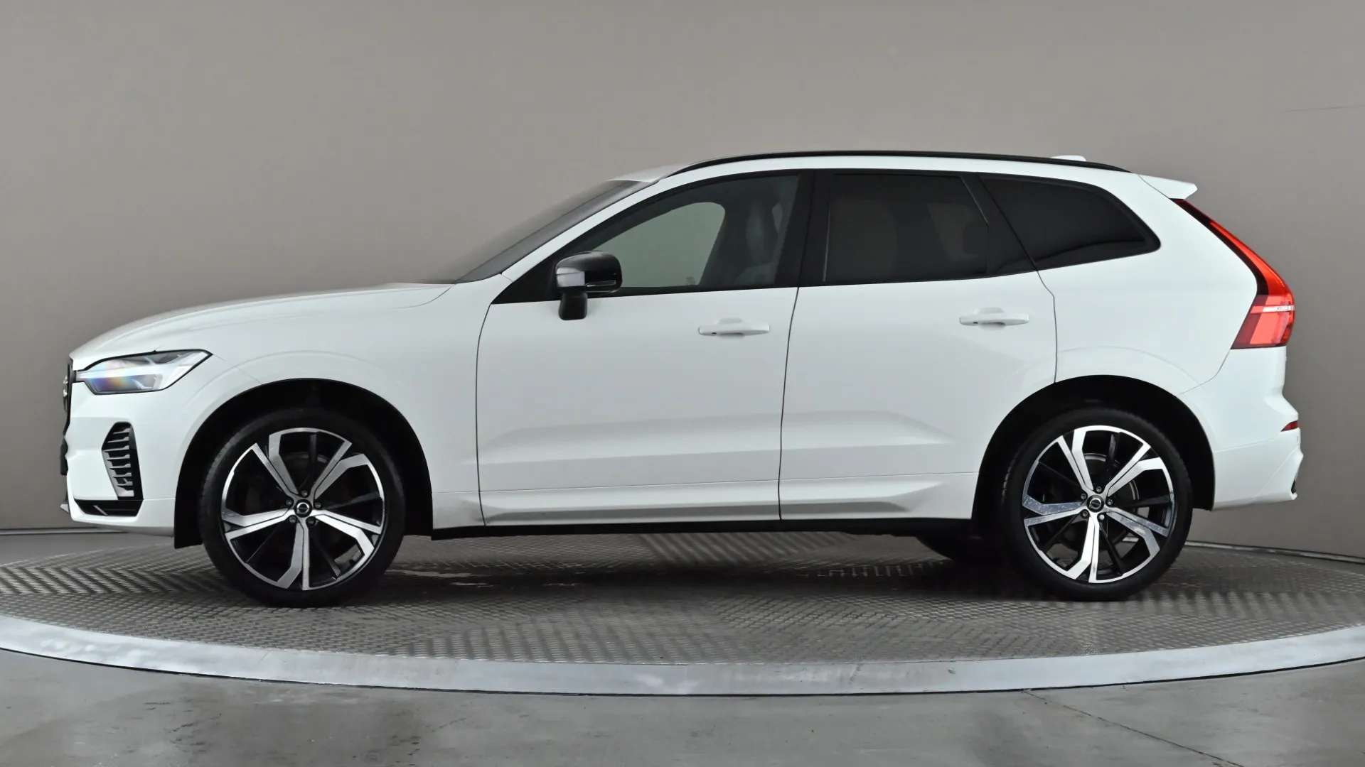 A 2022 VOLVO XC60 2.0 B4D R DESIGN AWD Geartronic A 2022 VOLVO XC60 2.0 B4D R DESIGN AWD Geartronic