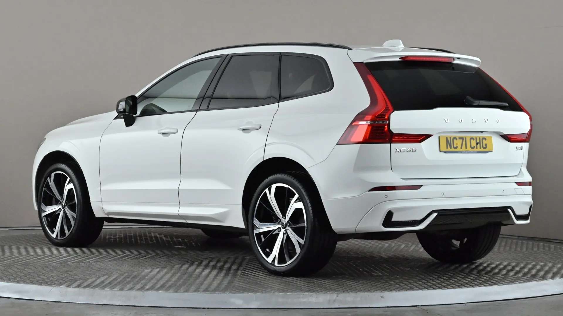 A 2022 VOLVO XC60 2.0 B4D R DESIGN AWD Geartronic A 2022 VOLVO XC60 2.0 B4D R DESIGN AWD Geartronic