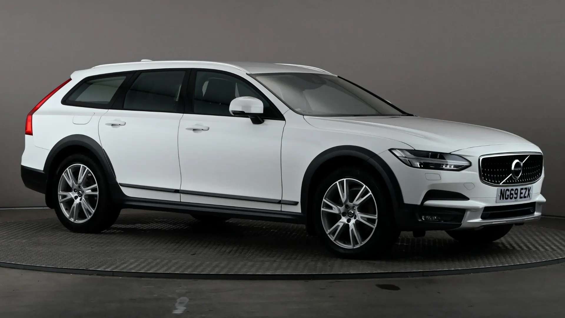 A 2020 VOLVO V90 2.0 D4 Cross Country Plus AWD Geartronic A 2020 VOLVO V90 2.0 D4 Cross Country Plus AWD Geartronic