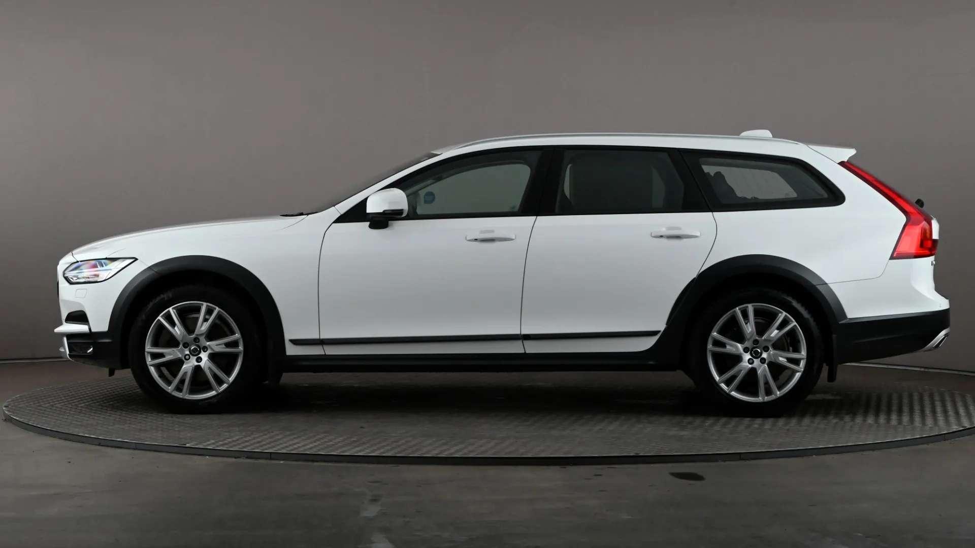 A 2020 VOLVO V90 2.0 D4 Cross Country Plus AWD Geartronic A 2020 VOLVO V90 2.0 D4 Cross Country Plus AWD Geartronic