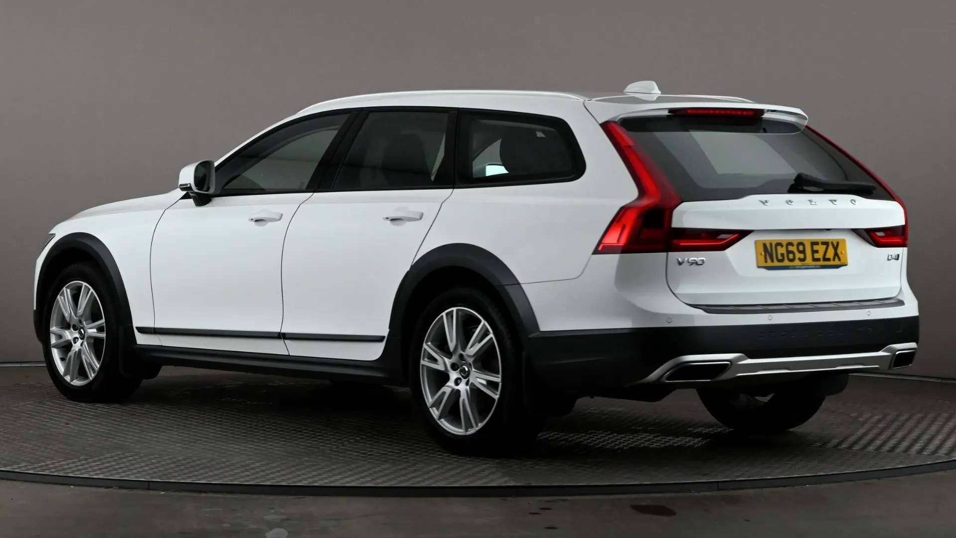 A 2020 VOLVO V90 2.0 D4 Cross Country Plus AWD Geartronic A 2020 VOLVO V90 2.0 D4 Cross Country Plus AWD Geartronic