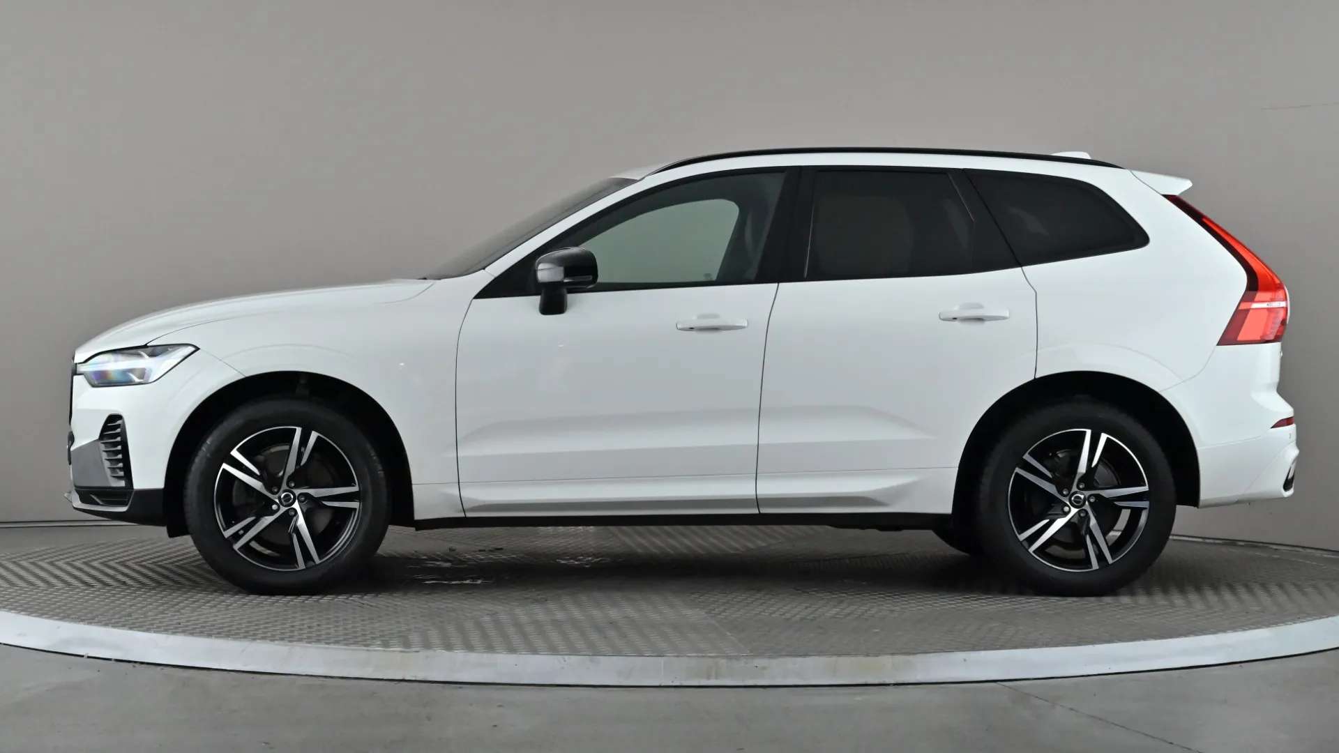 A 2022 VOLVO XC60 2.0 B4D R DESIGN AWD Geartronic A 2022 VOLVO XC60 2.0 B4D R DESIGN AWD Geartronic