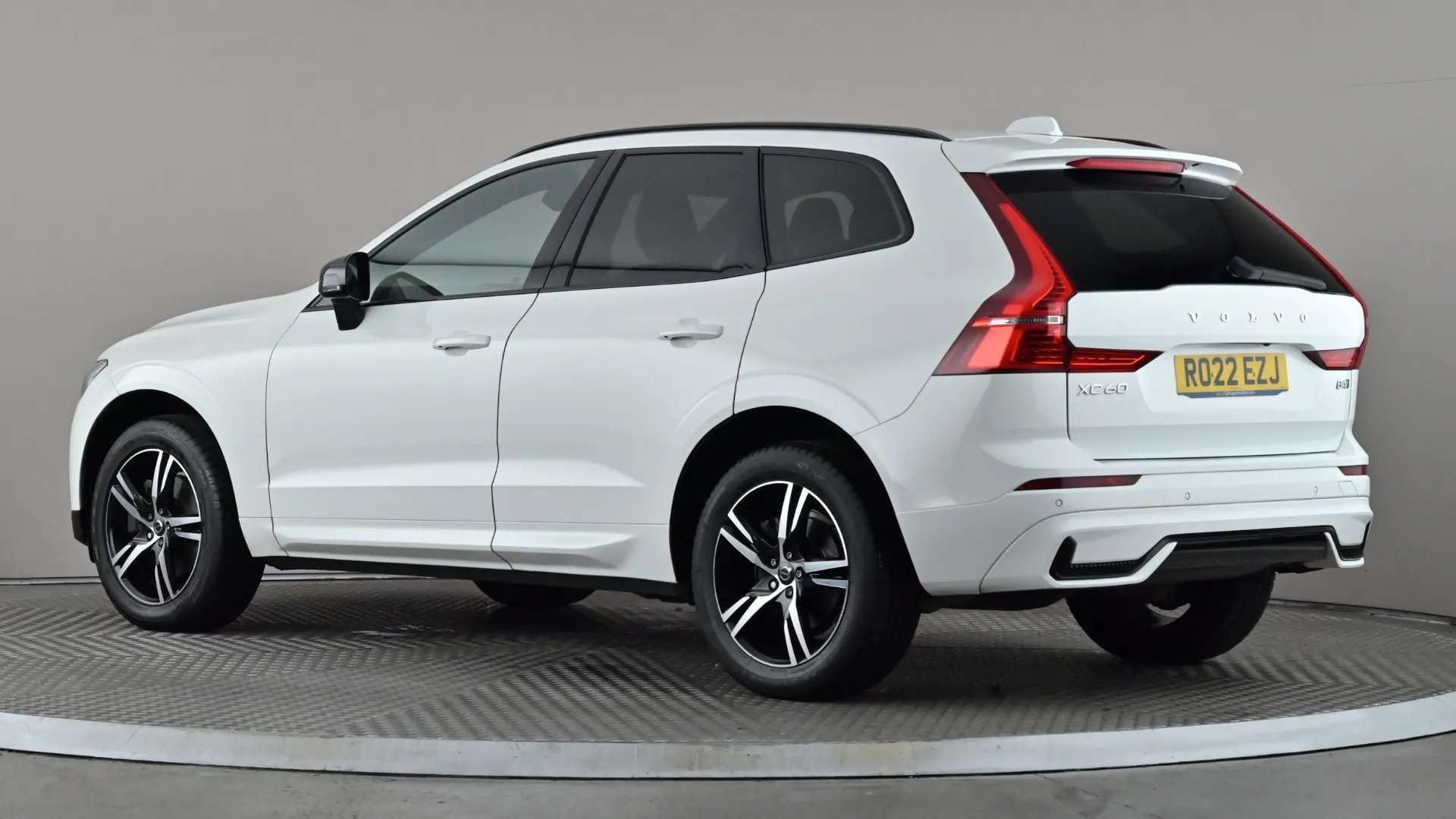 A 2022 VOLVO XC60 2.0 B4D R DESIGN AWD Geartronic A 2022 VOLVO XC60 2.0 B4D R DESIGN AWD Geartronic