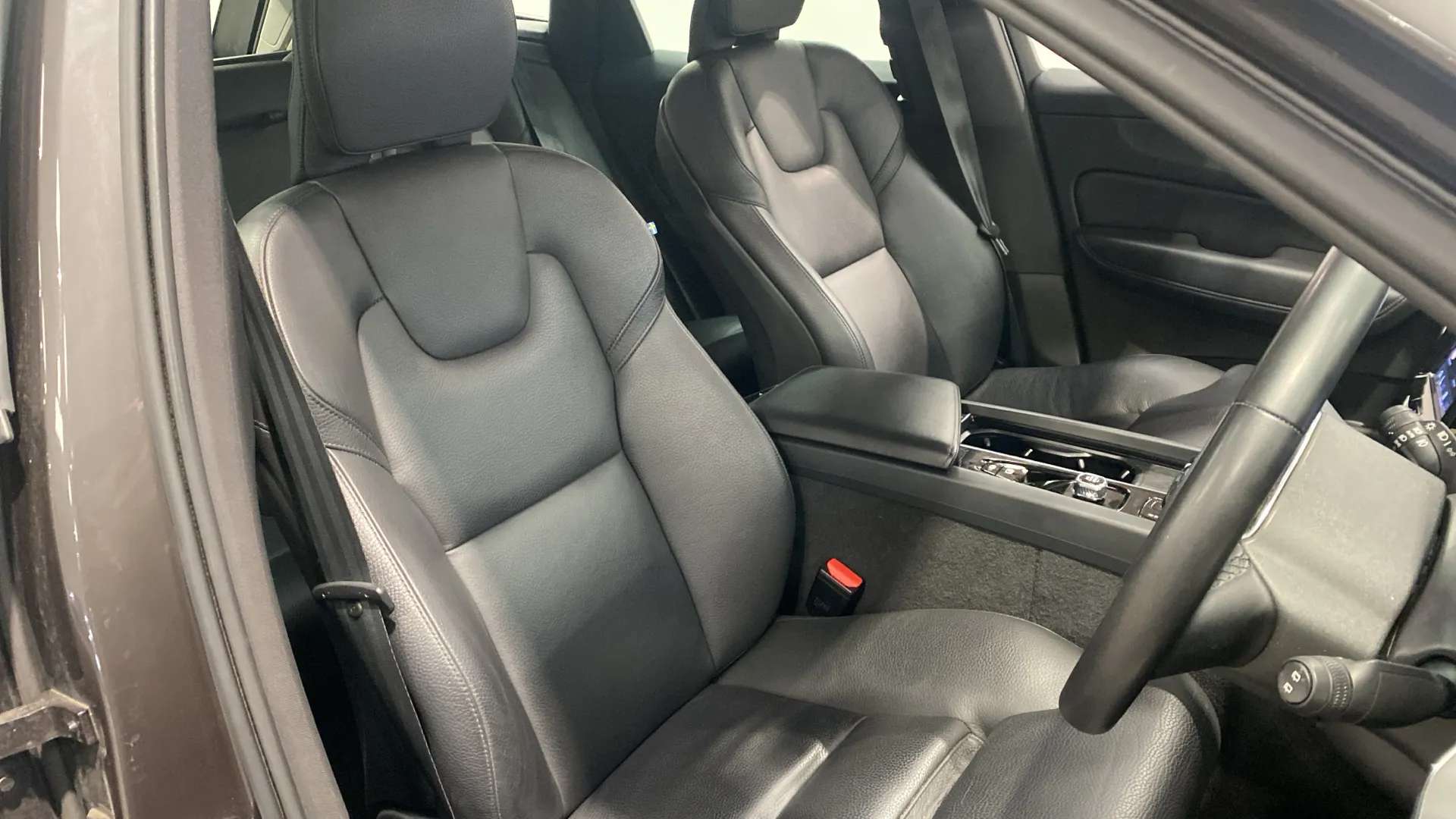 A 2023 VOLVO XC60 2.0 B5P Plus Dark AWD Geartronic A 2023 VOLVO XC60 2.0 B5P Plus Dark AWD Geartronic