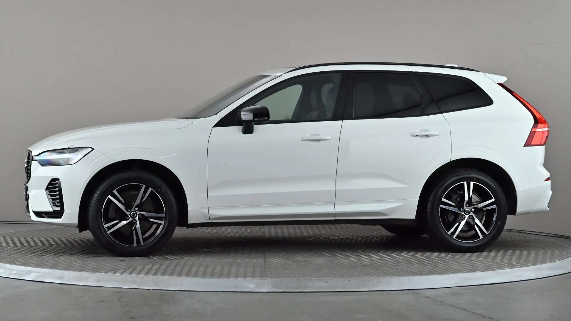 A 2022 VOLVO XC60 2.0 B4D R DESIGN AWD Geartronic A 2022 VOLVO XC60 2.0 B4D R DESIGN AWD Geartronic
