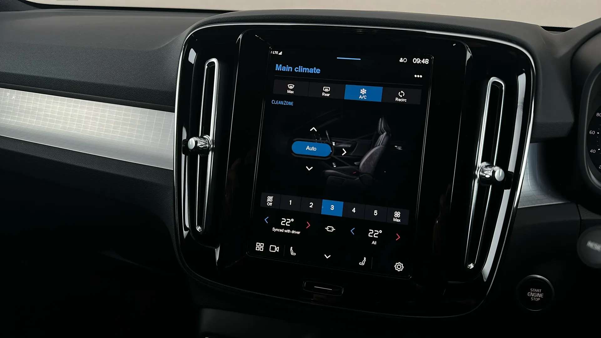 2024 VOLVO XC40 2024 VOLVO XC40