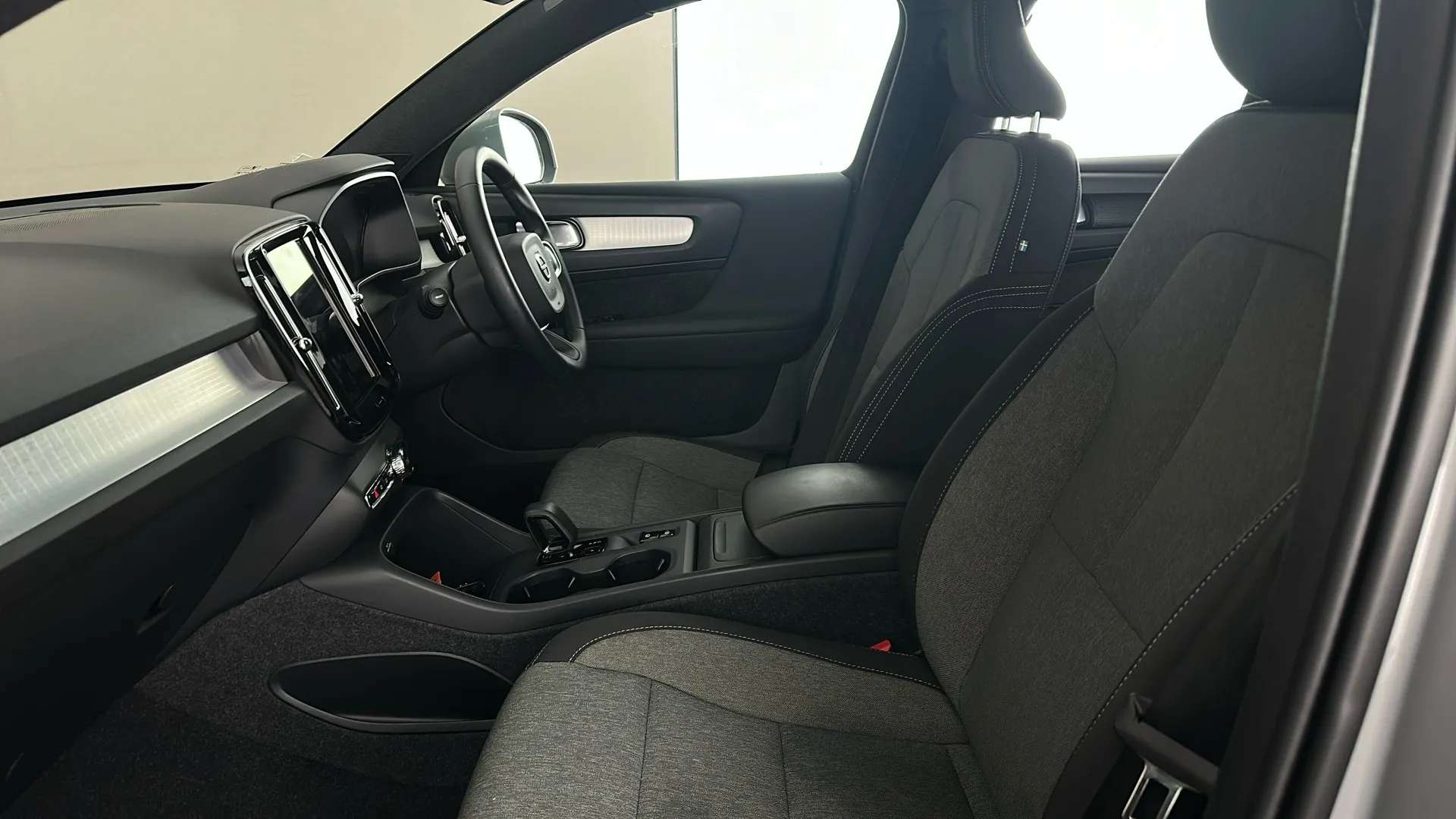 2024 VOLVO XC40 2024 VOLVO XC40