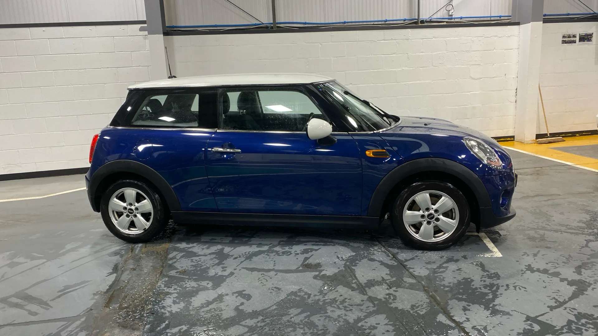 A 2017 MINI HATCH 1.5 Cooper A 2017 MINI HATCH 1.5 Cooper