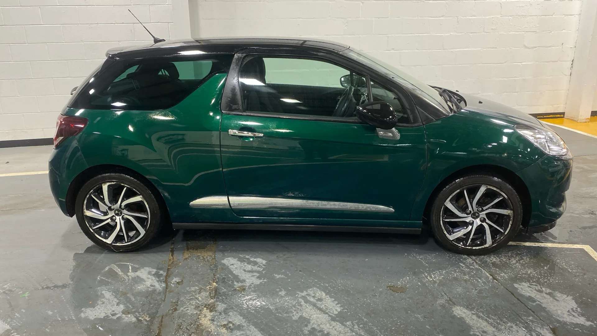 A 2017 DS DS 3 1.2 PureTech 82 Connected Chic A 2017 DS DS 3 1.2 PureTech 82 Connected Chic