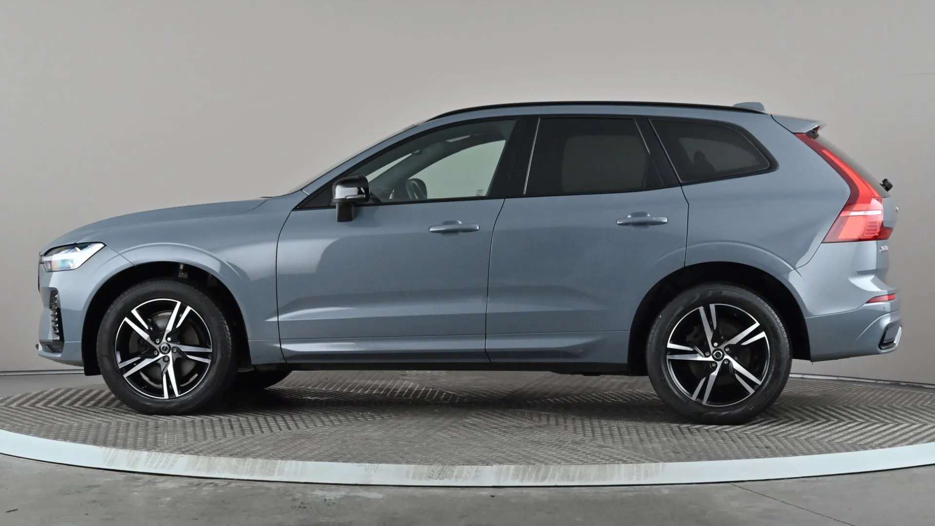 A 2022 VOLVO XC60 2.0 B4D R DESIGN AWD Geartronic A 2022 VOLVO XC60 2.0 B4D R DESIGN AWD Geartronic