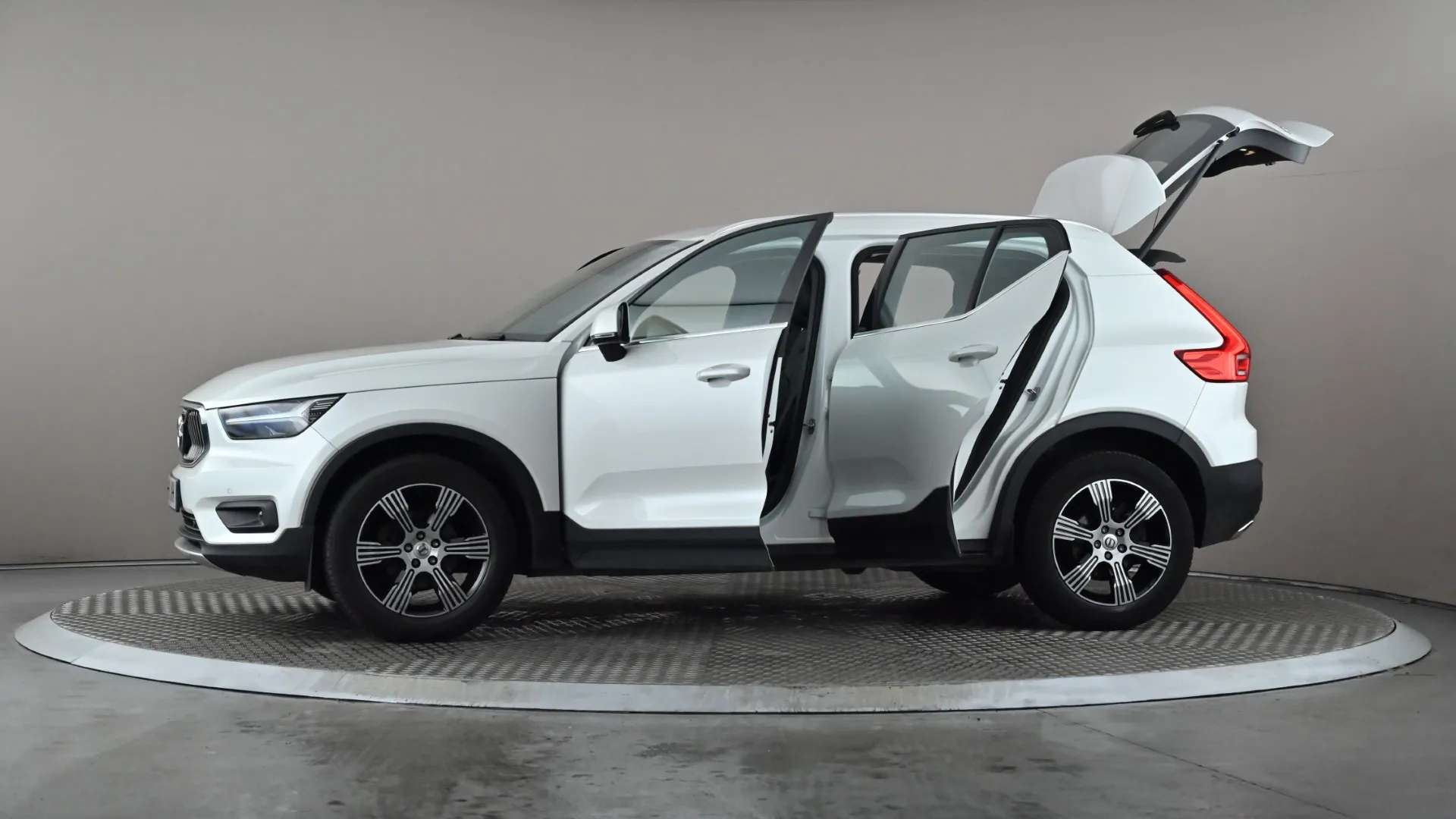 2019 VOLVO XC40 2019 VOLVO XC40