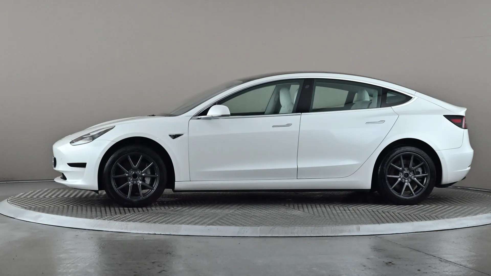 A 2020 TESLA MODEL 3 Standard Plus Auto A 2020 TESLA MODEL 3 Standard Plus Auto