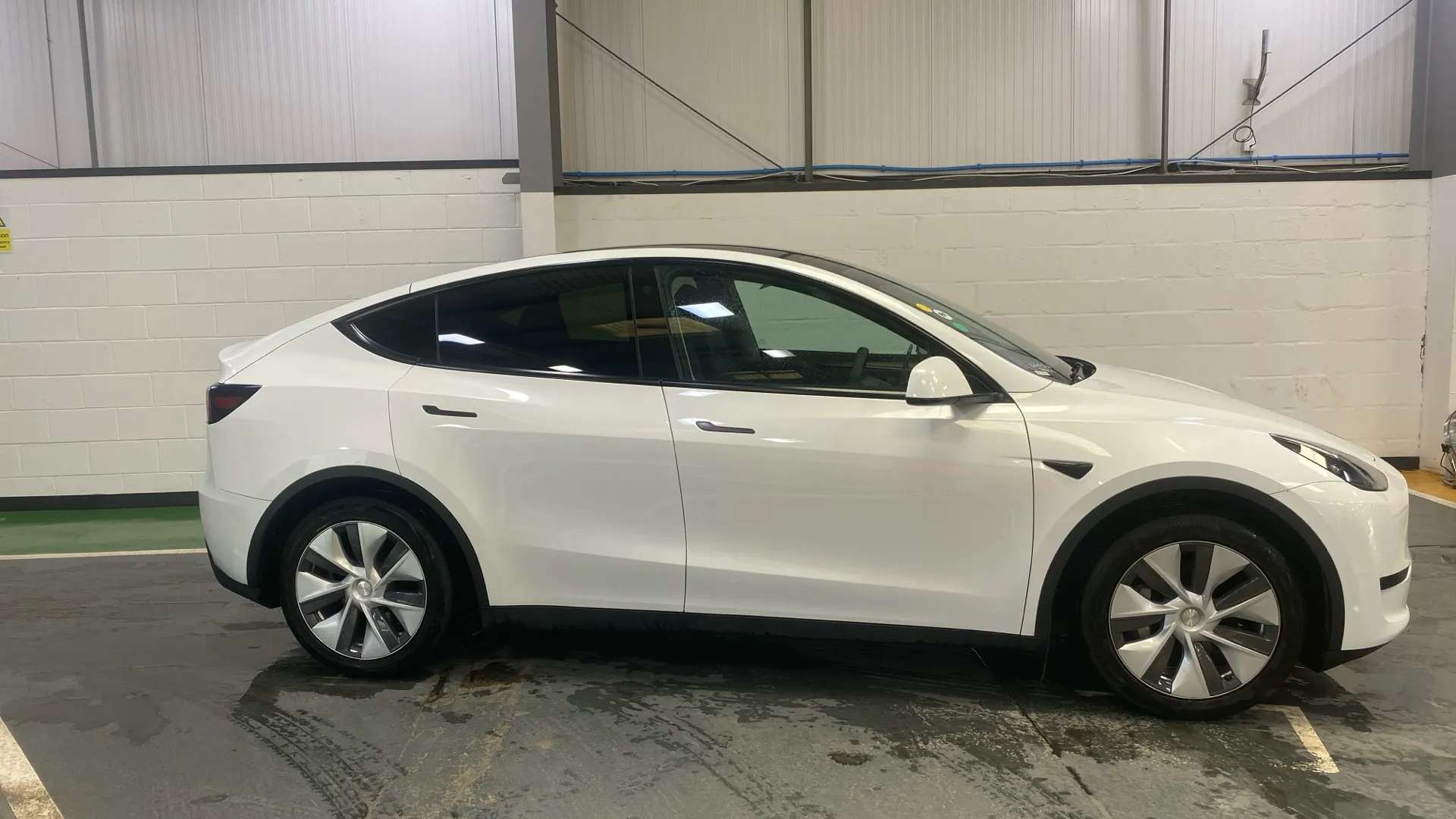 A 2024 TESLA MODEL Y RWD Auto A 2024 TESLA MODEL Y RWD Auto
