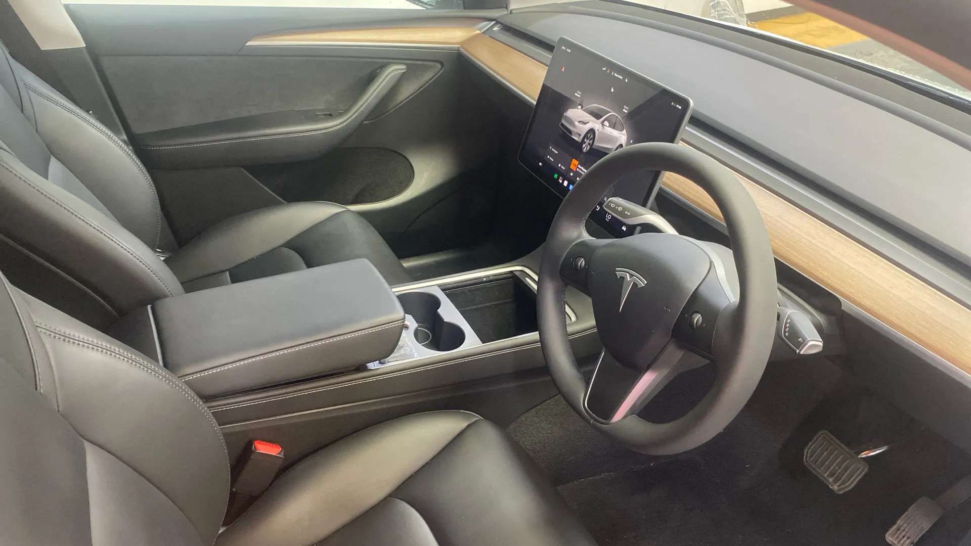 A 2024 TESLA MODEL Y RWD Auto A 2024 TESLA MODEL Y RWD Auto