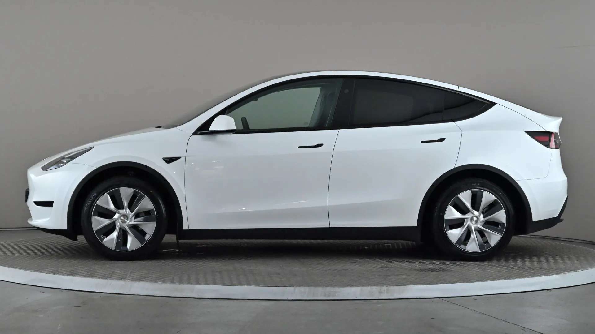 A 2024 TESLA MODEL Y RWD Auto A 2024 TESLA MODEL Y RWD Auto