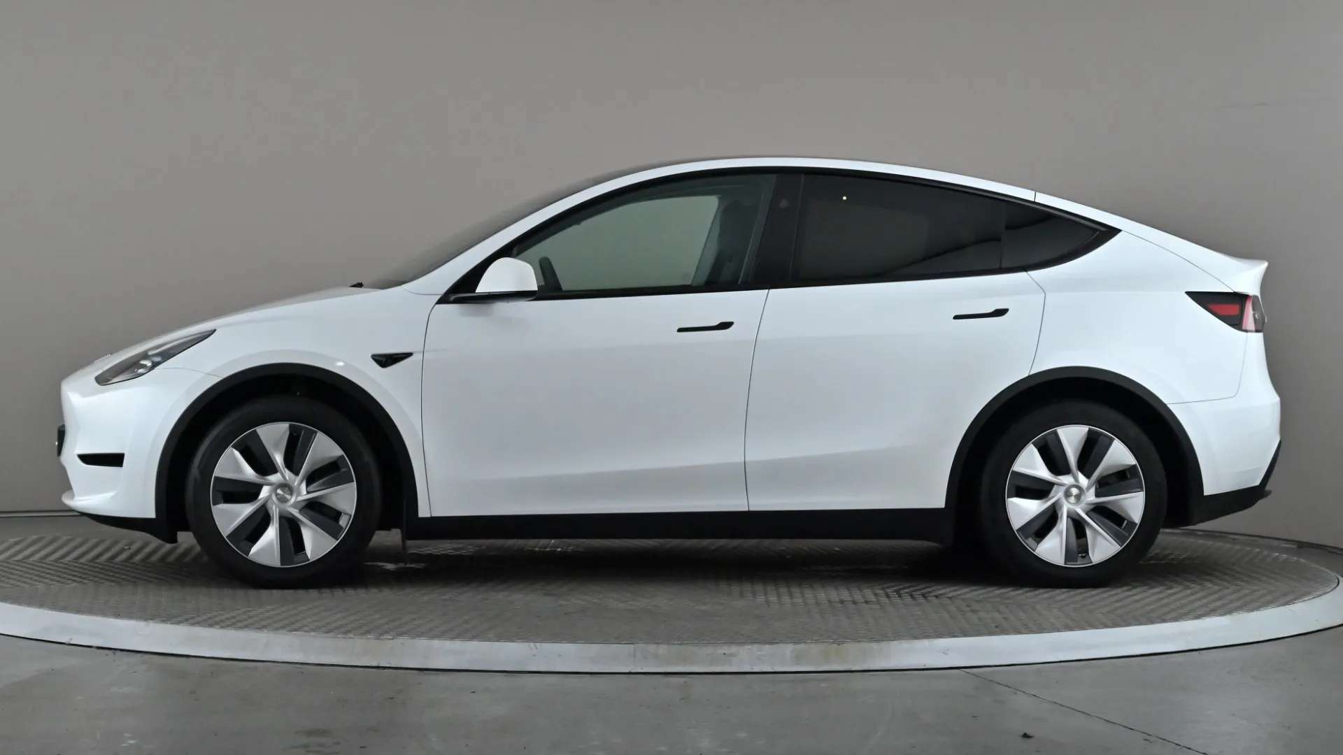 A 2024 TESLA MODEL Y RWD Auto A 2024 TESLA MODEL Y RWD Auto