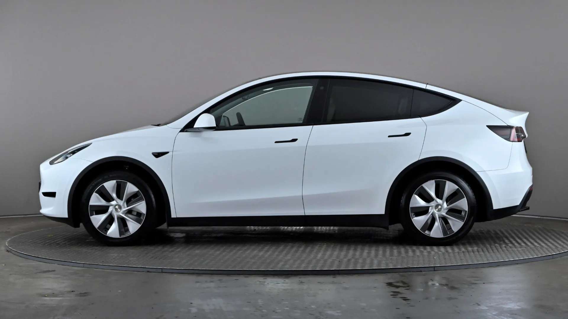 A 2024 TESLA MODEL Y RWD Auto A 2024 TESLA MODEL Y RWD Auto