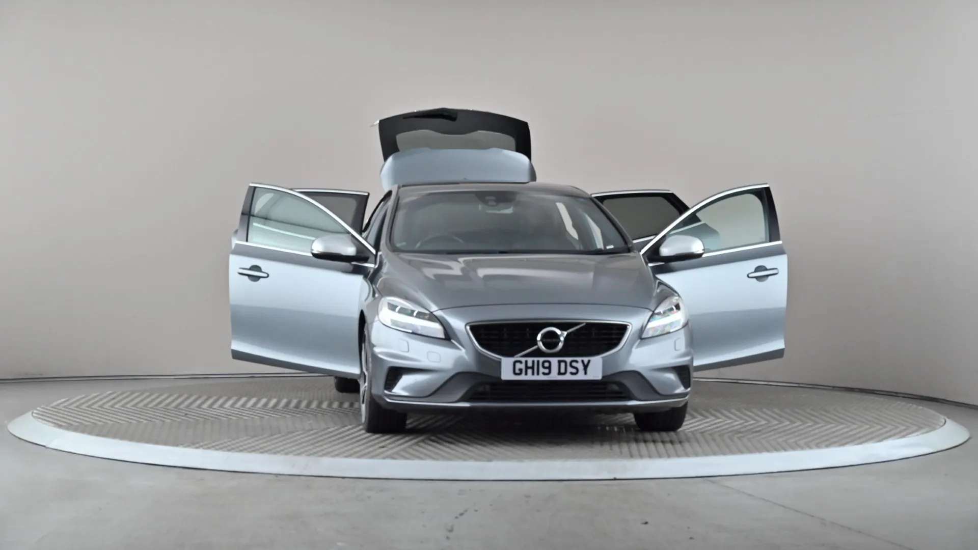 2019 VOLVO V40 2019 VOLVO V40