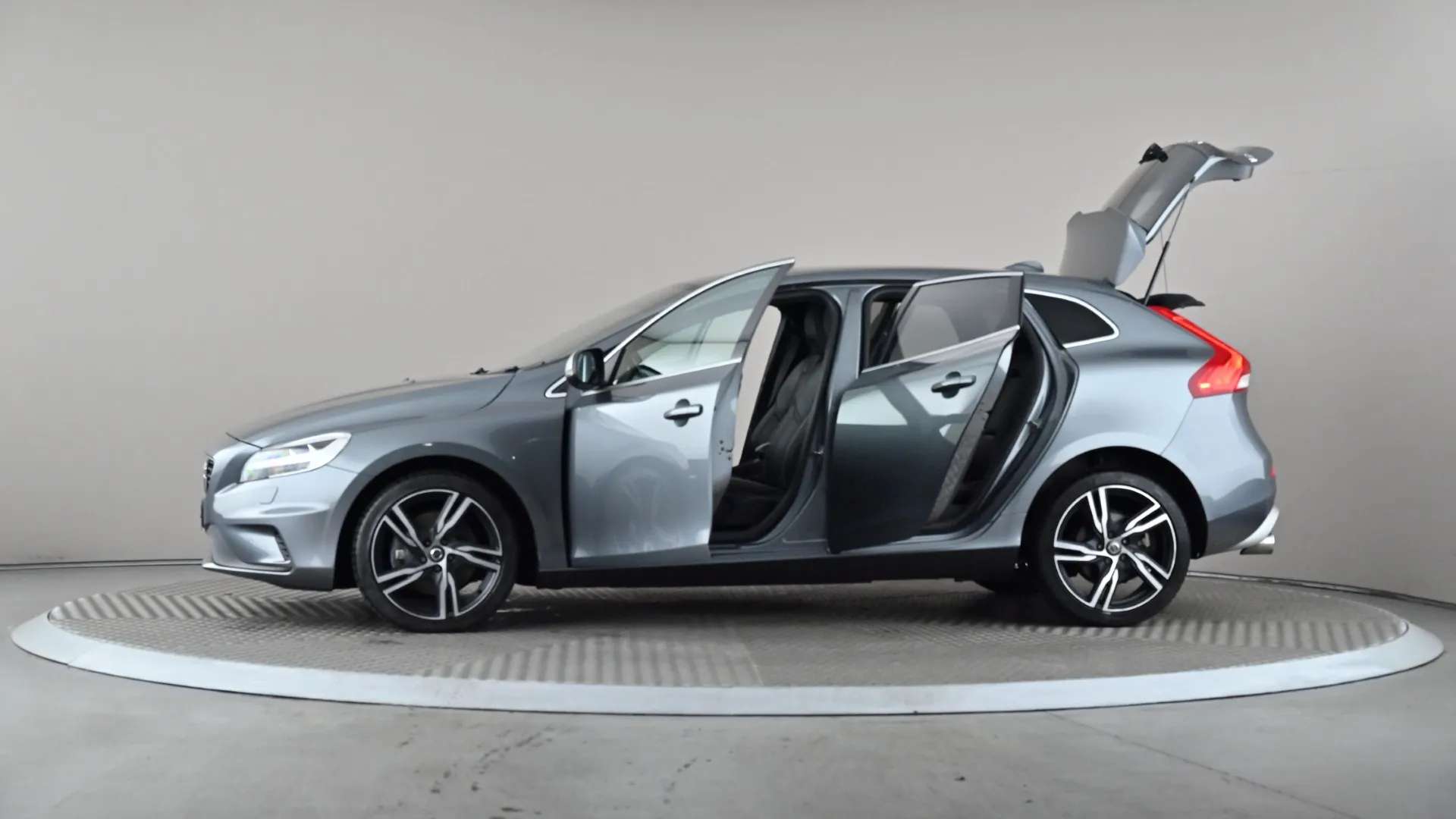 2019 VOLVO V40 2019 VOLVO V40