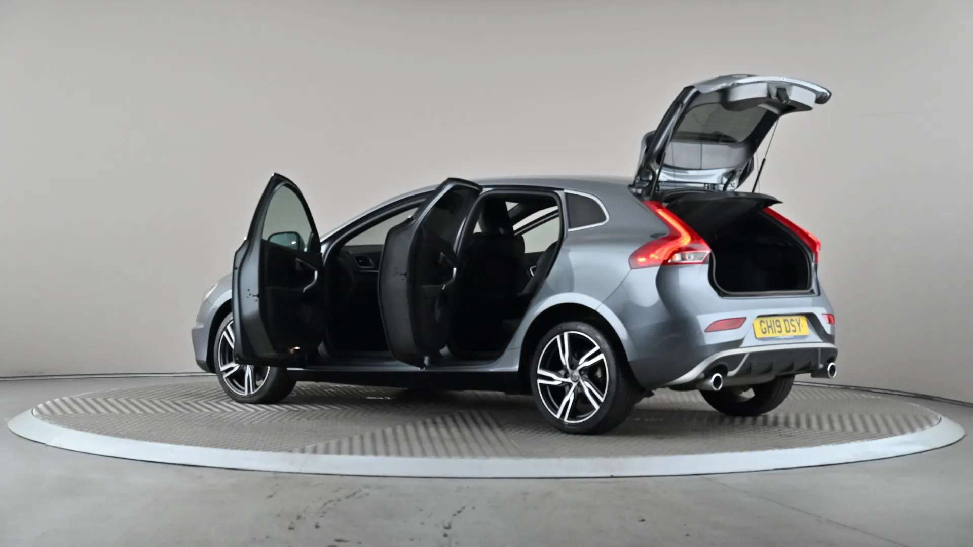 2019 VOLVO V40 2019 VOLVO V40