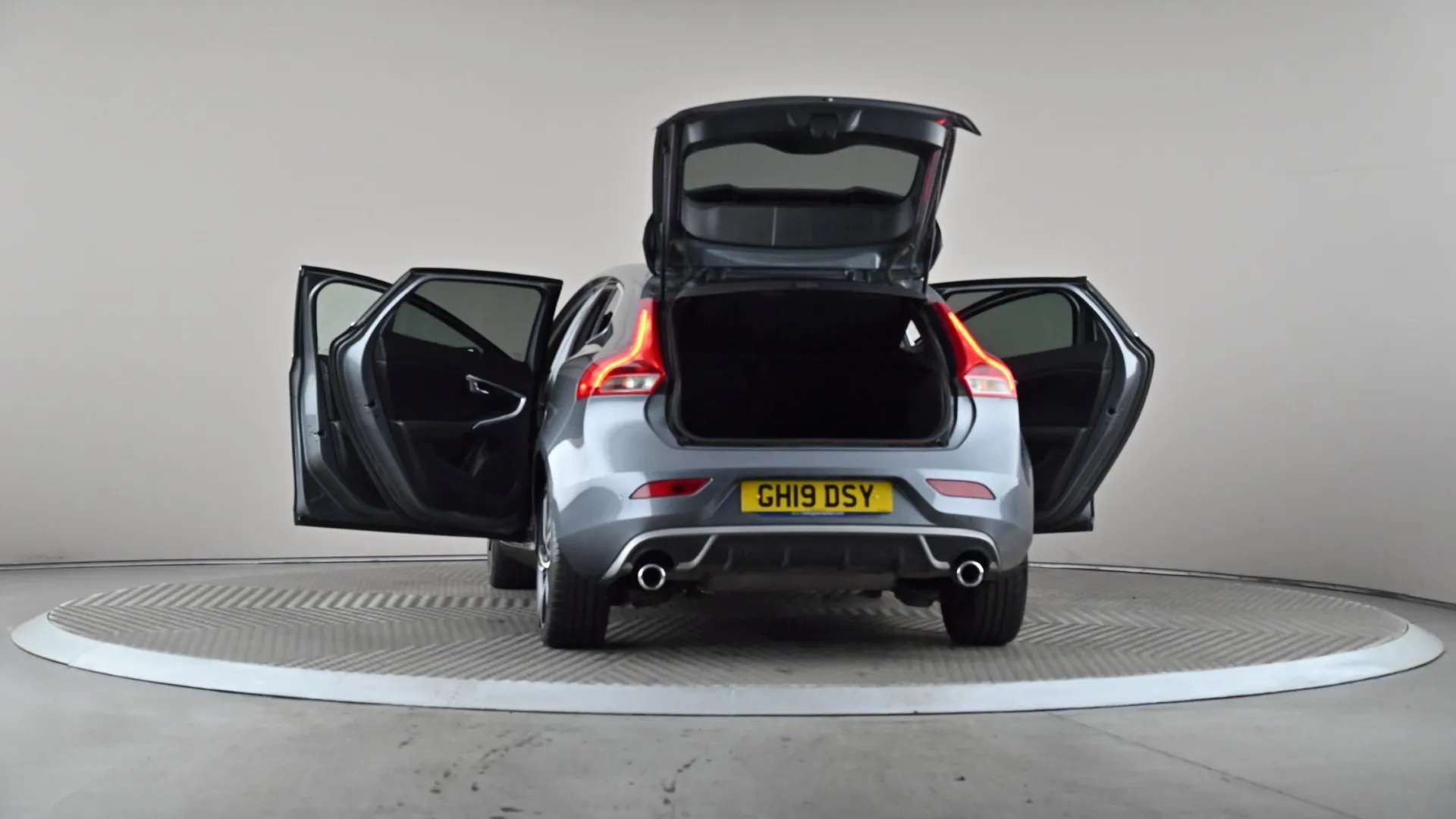 2019 VOLVO V40 2019 VOLVO V40